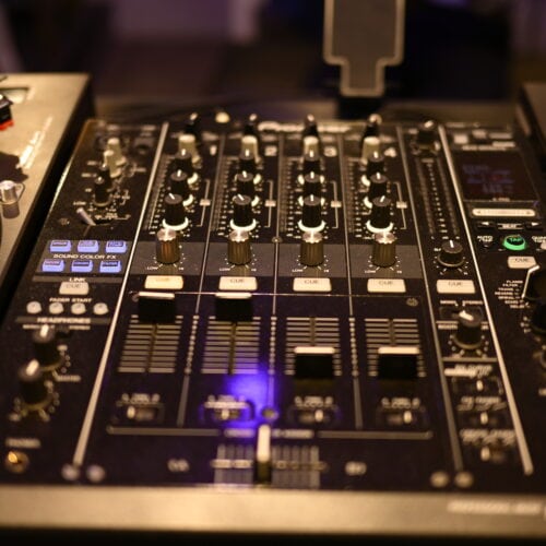 DJ機材の前に立つでもテンションが上がる……！