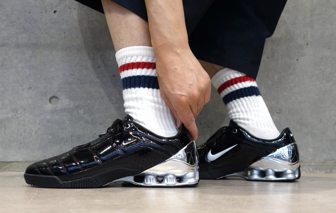 Maha Amsterdam × Nike（マハ・アムステルダム × ナイキ）のウィメンズ トータル90 ショックス マジア "ブラック アンド メタリックシルバー"