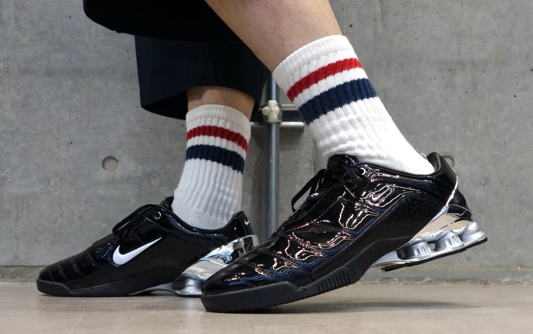 Maha Amsterdam × Nike（マハ・アムステルダム × ナイキ）のウィメンズ トータル90 ショックス マジア "ブラック アンド メタリックシルバー"