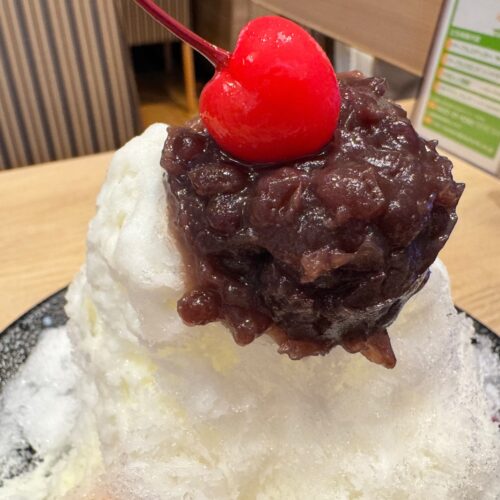 落ち着いた甘みの小倉あんと、濃厚な練乳シロップの味わいはスッキリと上品で、食べやすさ抜群。氷が溶けて味が少し薄くなってきたら、追い練乳シロップを追加して味を調整できます
