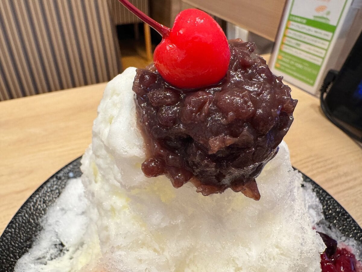 落ち着いた甘みの小倉あんと、濃厚な練乳シロップの味わいはスッキリと上品で、食べやすさ抜群。氷が溶けて味が少し薄くなってきたら、追い練乳シロップを追加して味を調整できます