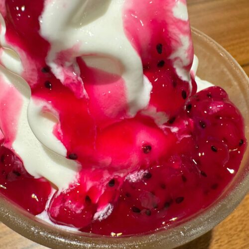 ジョッキの中には、鮮やかなマンゴーカラーのかき氷に北海道ソフトクリームと果肉入りのドラゴンフルーツソースがたっぷりトッピング