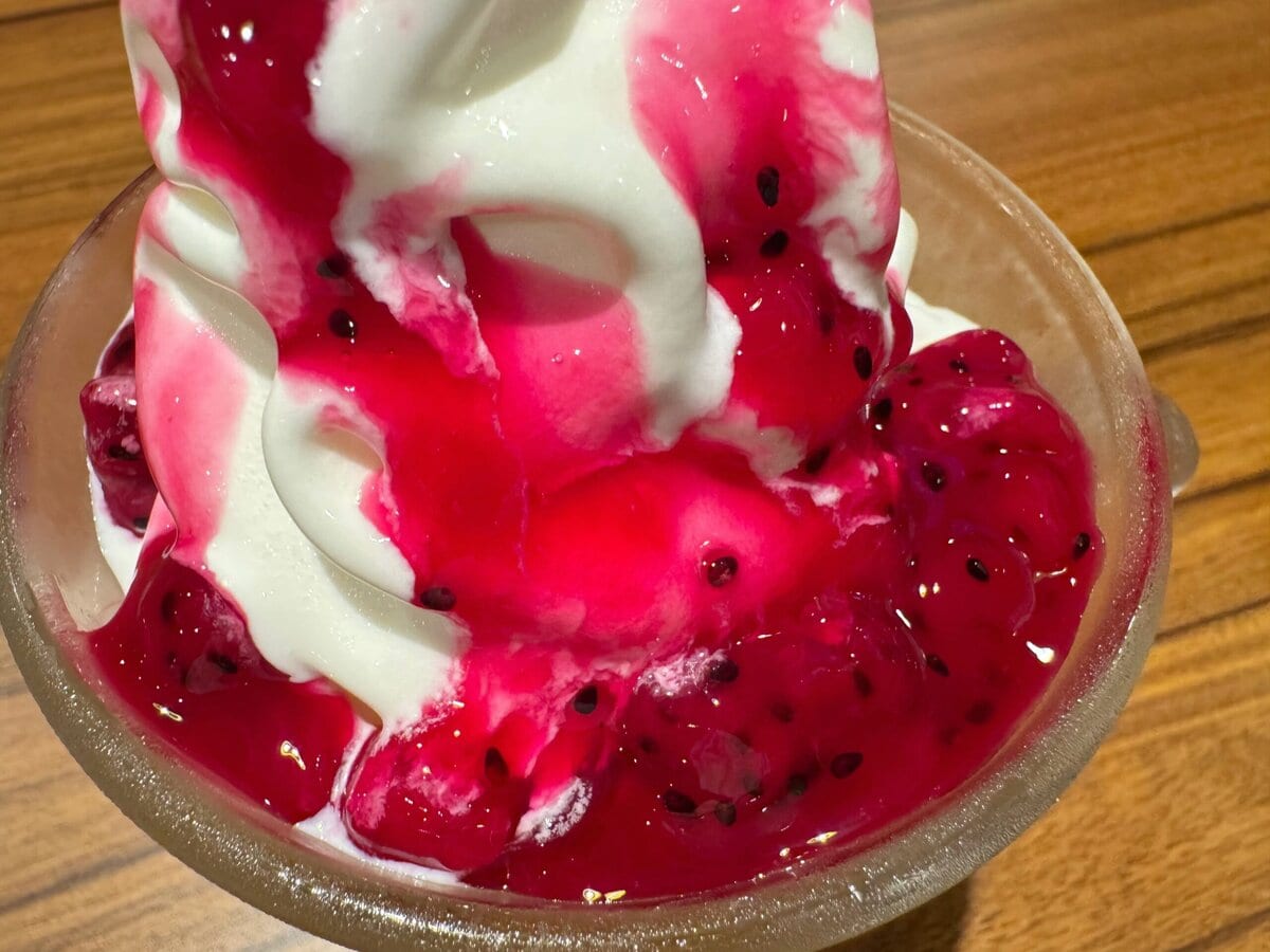 ジョッキの中には、鮮やかなマンゴーカラーのかき氷に北海道ソフトクリームと果肉入りのドラゴンフルーツソースがたっぷりトッピング