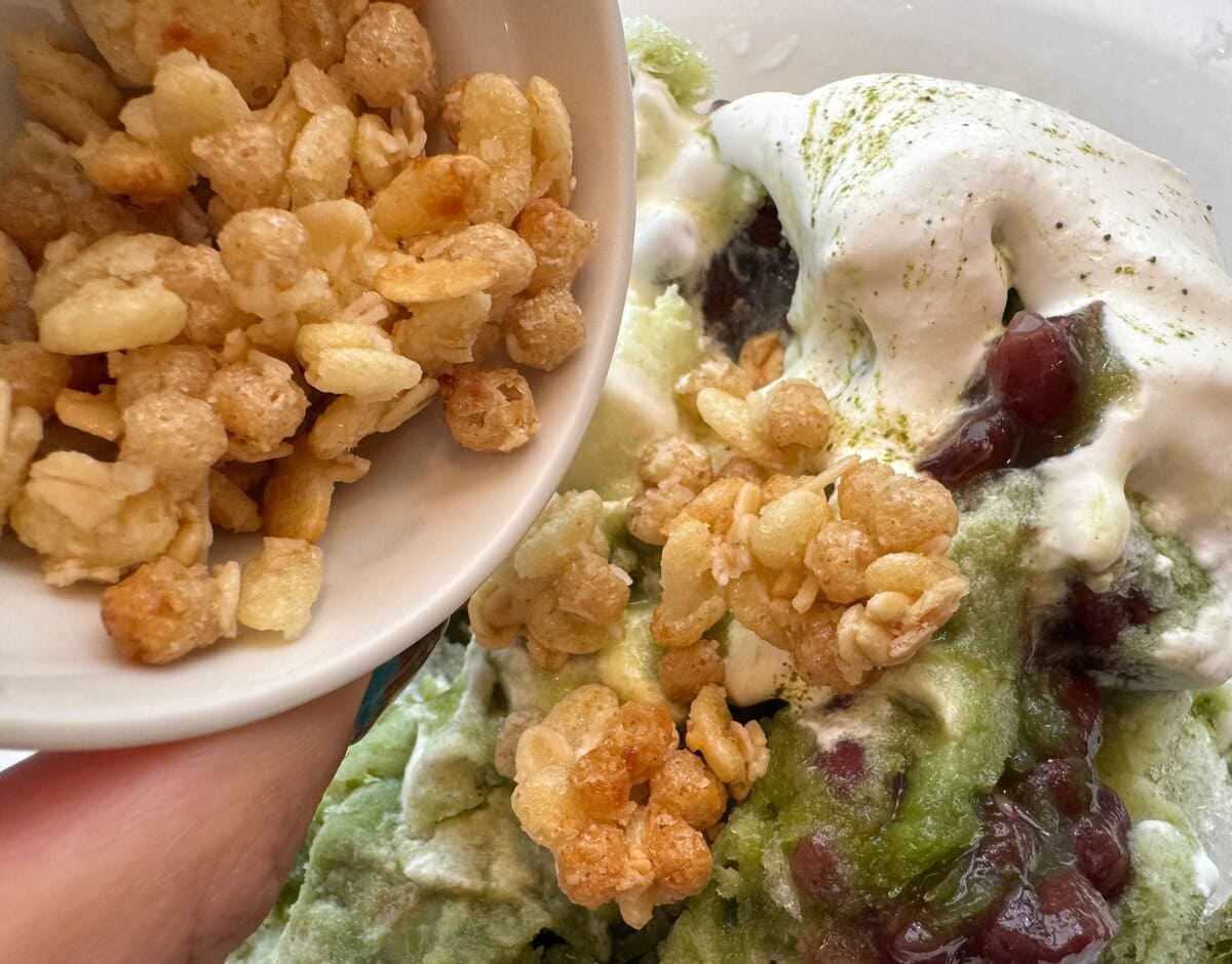 別添えのあと乗せグラノーラをふりかければ、ザクザクとした食感も加わり、もはやかき氷の域を超えた最強デザートに！
