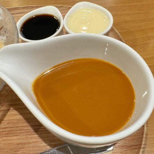 キャラメルだけでなく、コーヒーシロップとミルクシロップもついているので、味に飽きてきたら少しずつシロップを変えて味変しながら食べるのがおすすめ