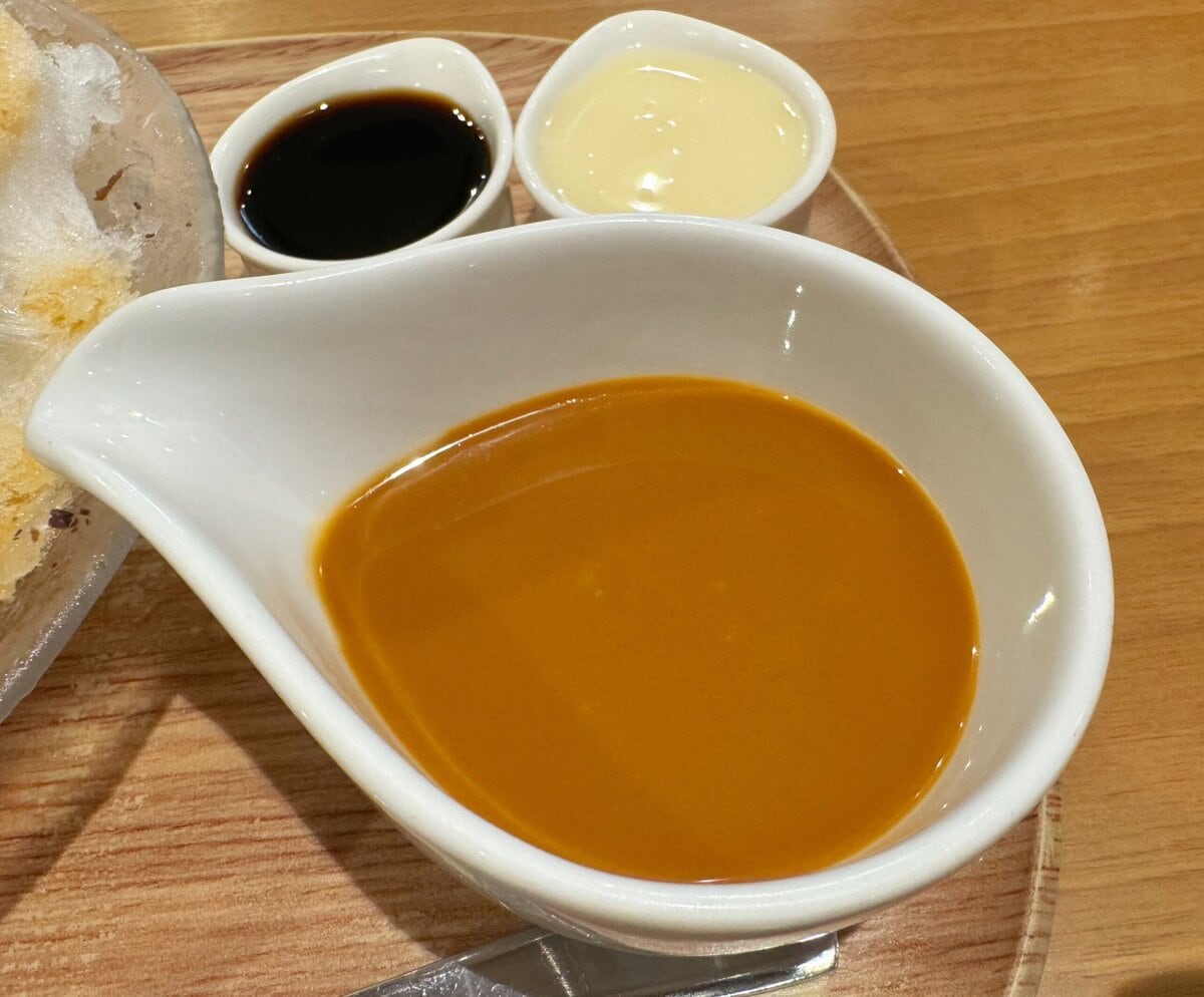 キャラメルだけでなく、コーヒーシロップとミルクシロップもついているので、味に飽きてきたら少しずつシロップを変えて味変しながら食べるのがおすすめ