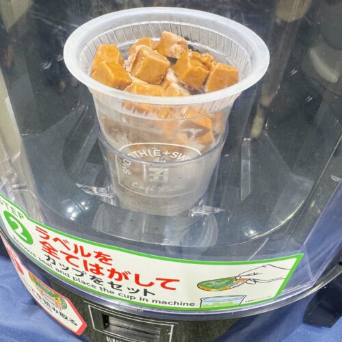 作り方は従来のスムージー同様、カップについている商品のバーコードをマシンで読み取り、専用のマシーンにセットするだけで、できたてのスムージーが完成