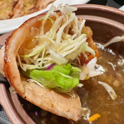 まずは野菜を肉巻きにしてソースを少しつけて食べてみました