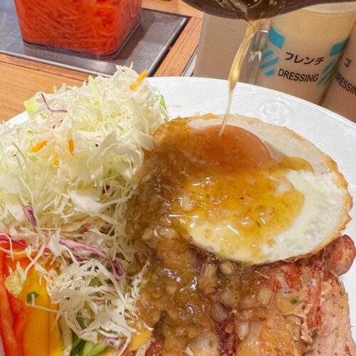 ヌクマムソースの味をしっかりと堪能したところで、全体にソースをかけて混ぜ合わせながら食べてみました