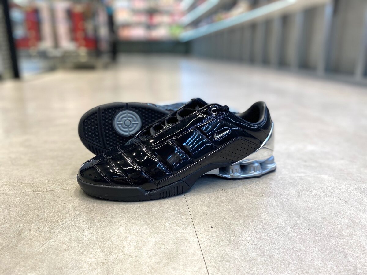 Maha Amsterdam × Nike（マハ・アムステルダム × ナイキ）のウィメンズ トータル90 ショックス マジア "ブラック アンド メタリックシルバー"