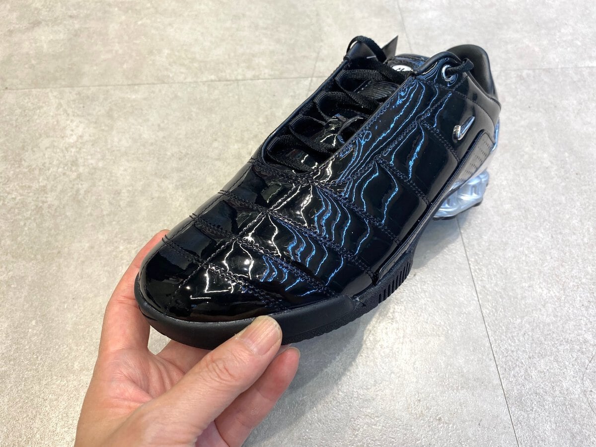 Maha Amsterdam × Nike（マハ・アムステルダム × ナイキ）のウィメンズ トータル90 ショックス マジア "ブラック アンド メタリックシルバー"