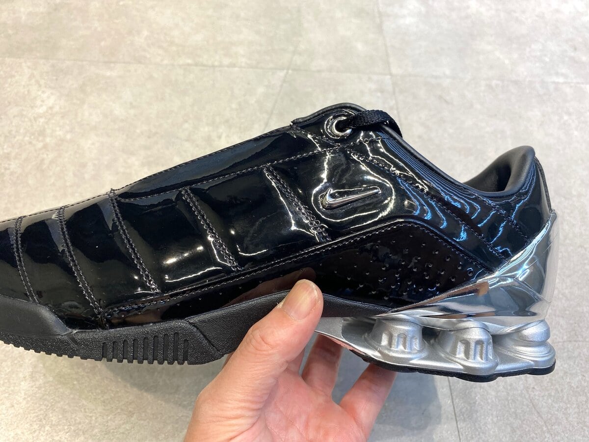 Maha Amsterdam × Nike（マハ・アムステルダム × ナイキ）のウィメンズ トータル90 ショックス マジア "ブラック アンド メタリックシルバー"