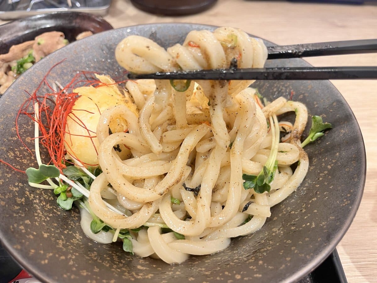 山下本気うどんの攻めすぎ“油うどん”が話題沸騰中！これはもう“油そば超え”、令和の新定番だ！