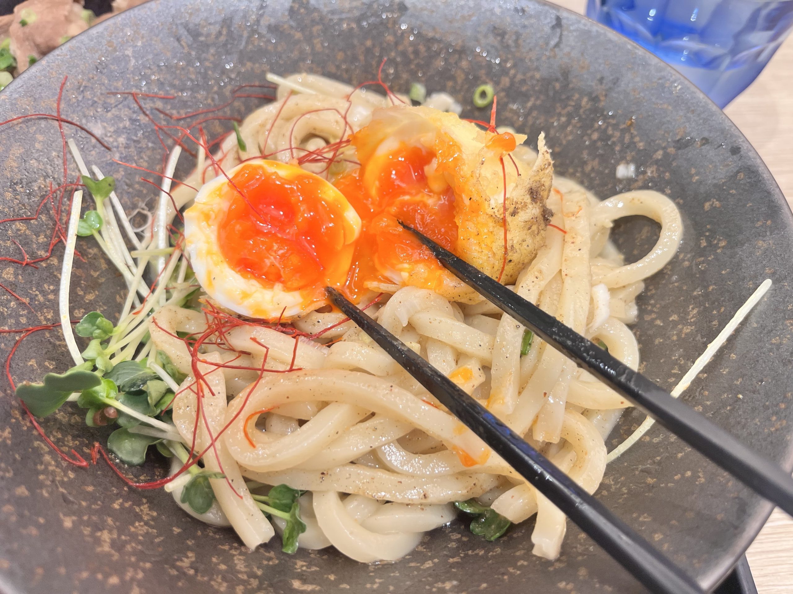 山下本気うどんの攻めすぎ“油うどん”が話題沸騰中！これはもう“油そば超え”、令和の新定番だ！