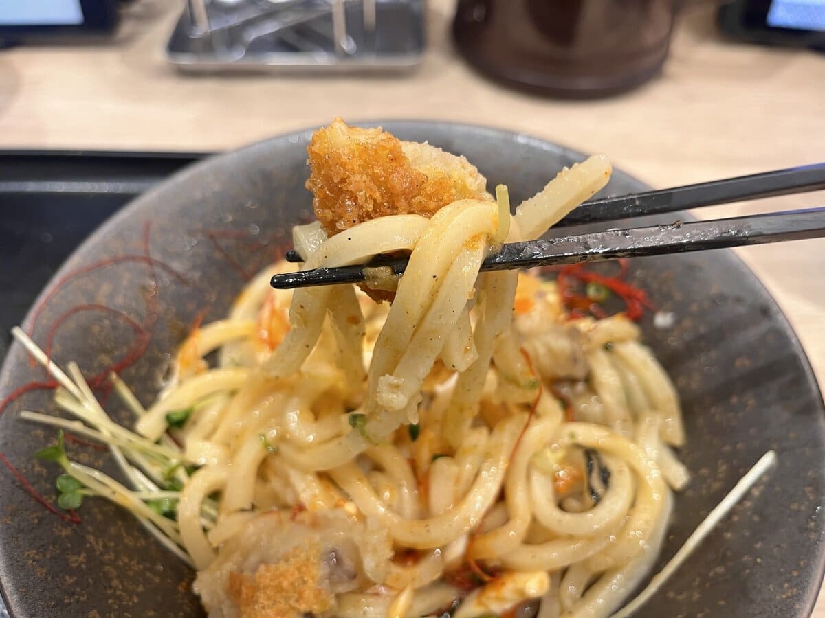 山下本気うどんの攻めすぎ“油うどん”が話題沸騰中！これはもう“油そば超え”、令和の新定番だ！