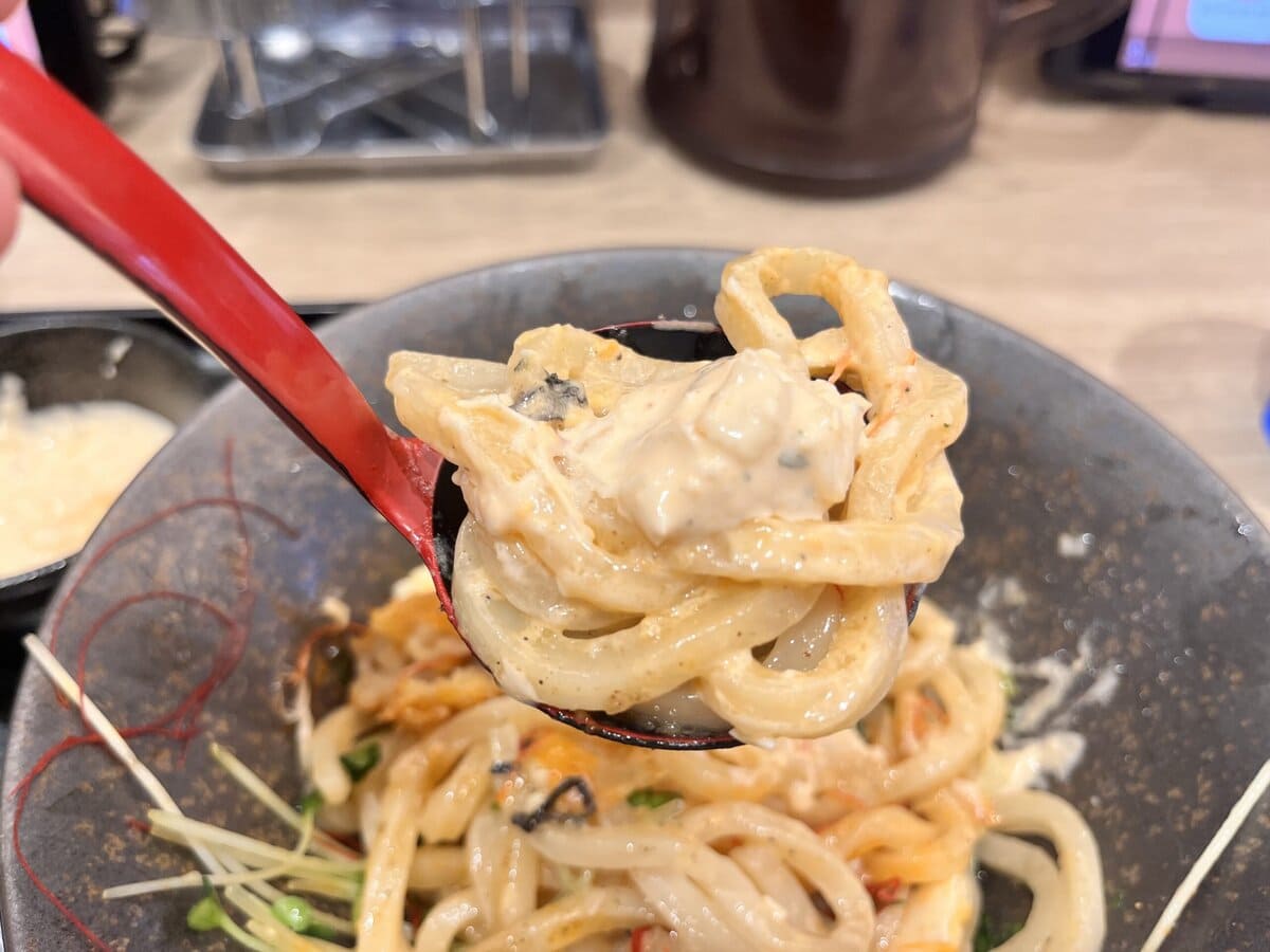 山下本気うどんの攻めすぎ“油うどん”が話題沸騰中！これはもう“油そば超え”、令和の新定番だ！