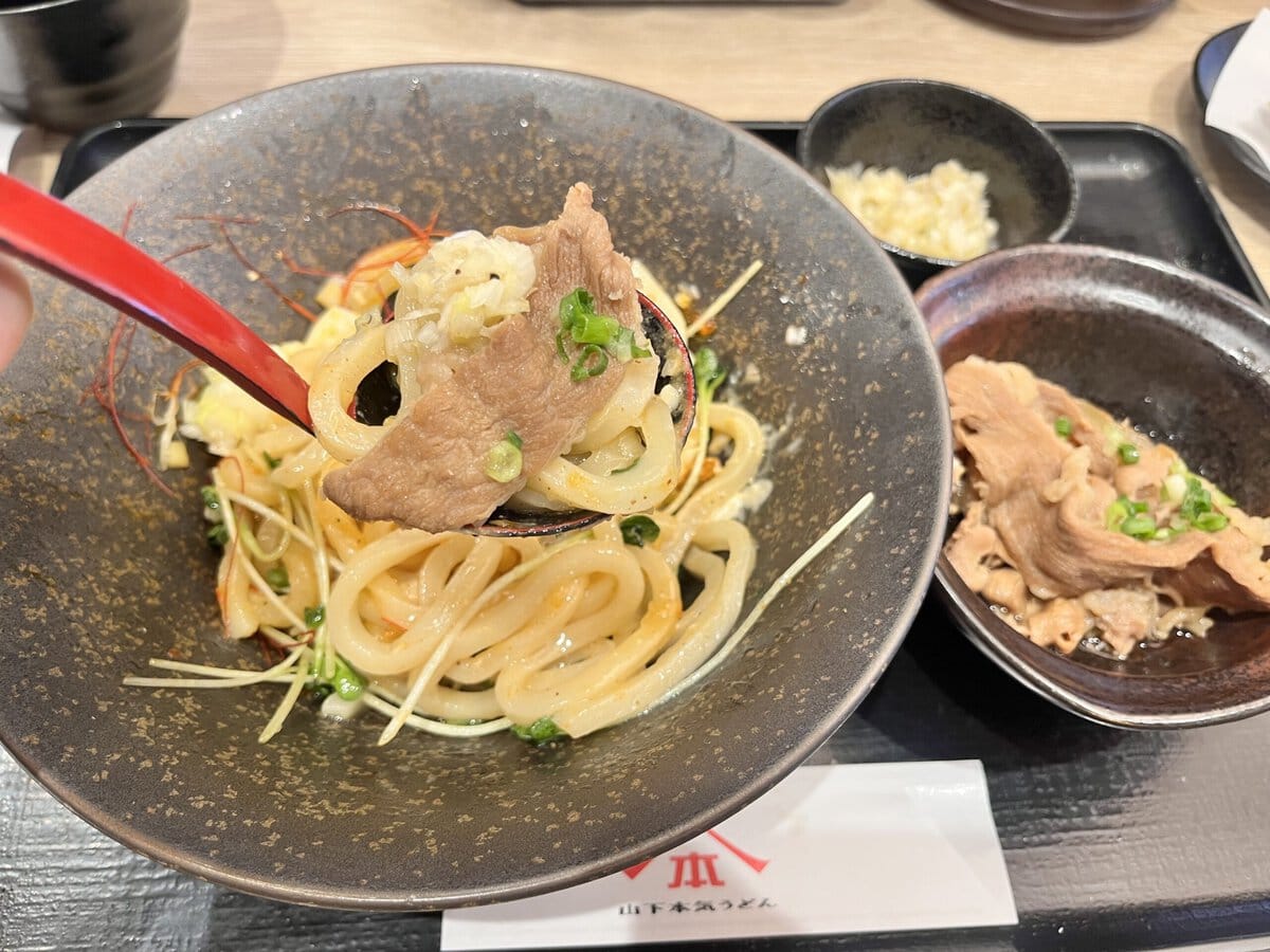 山下本気うどんの攻めすぎ“油うどん”が話題沸騰中！これはもう“油そば超え”、令和の新定番だ！