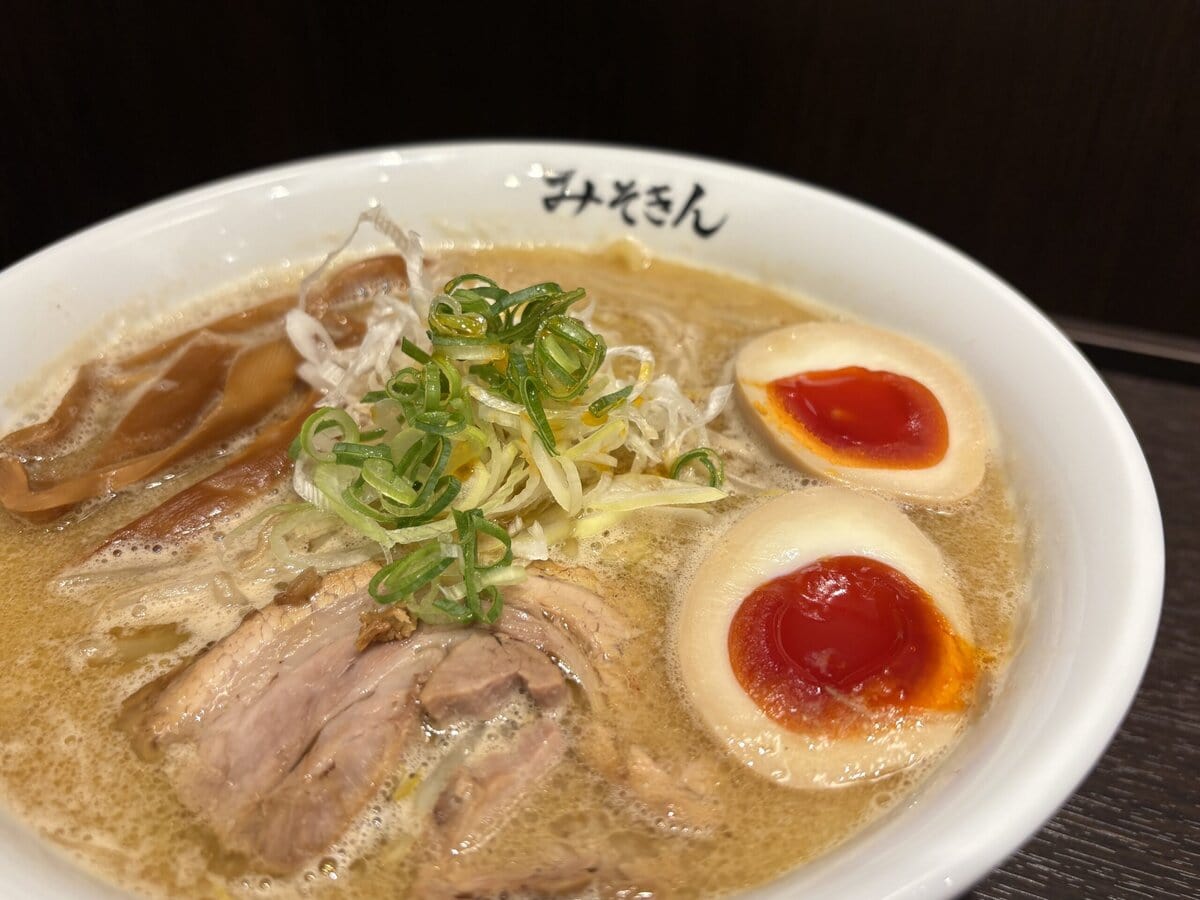 新みそきん ラーメン21個、めし23個 （@hikakin_premium's video