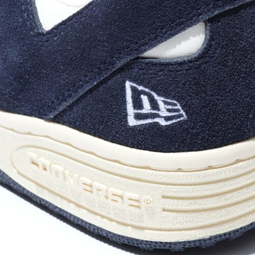 New Era®のヘッドウェアとリンクする左踵部分にはフラッグロゴが刺繍でレイアウトされている。また、両社のロゴがデザインされた特製ボックスも用意。