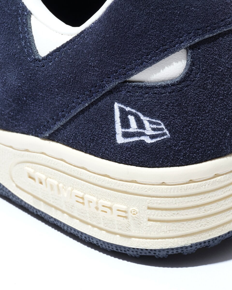 New Era®のヘッドウェアとリンクする左踵部分にはフラッグロゴが刺繍でレイアウトされている。また、両社のロゴがデザインされた特製ボックスも用意。