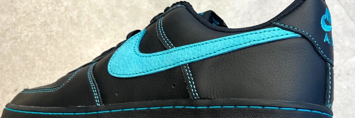 Nike（ナイキ）のエアフォース1 ロー "ブラックティファニー"