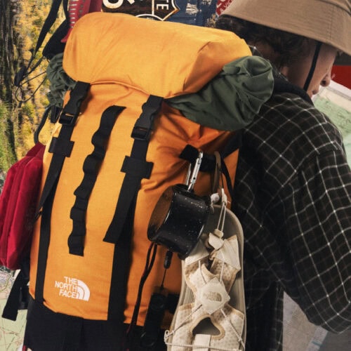 1990 年代に発売され人気を博した「Klettersac」と「Kinkajou」の2モデルが、アップデートされて新登場。クラシックなルックスはそのままに、スリーブポケットの追加や、耐久性と軽量性を兼ね備えた素材の採用により、現代の都市生活により馴染む仕様へと進化している。