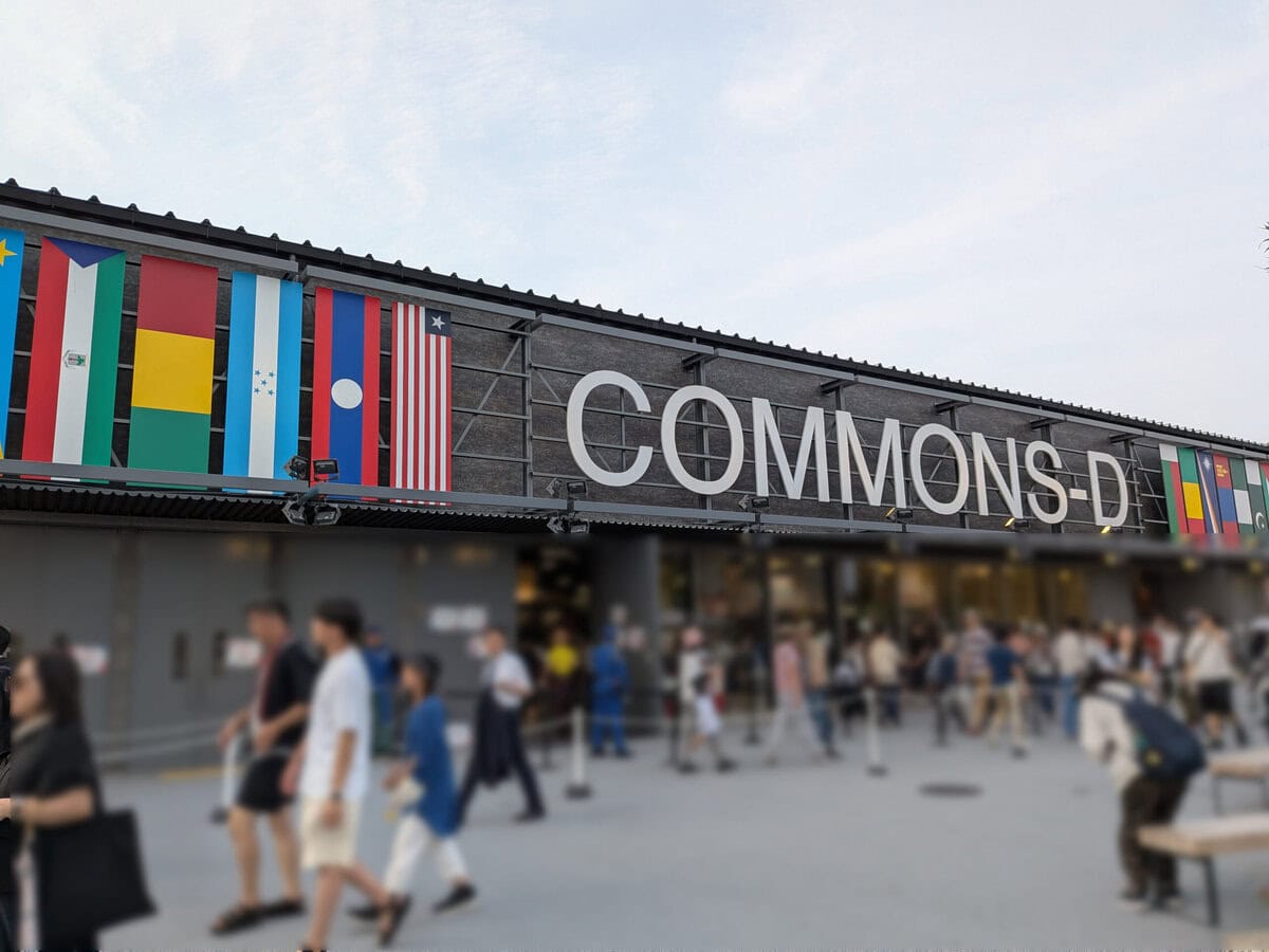 たくさんの国がブース形式で出展するコモンズ館