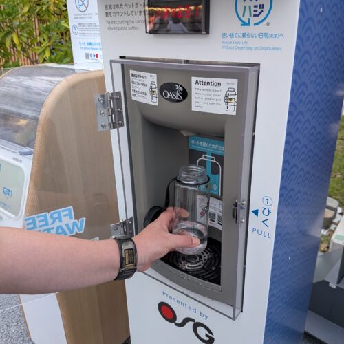 無料の給水スポットもありますが、水は冷たくありません