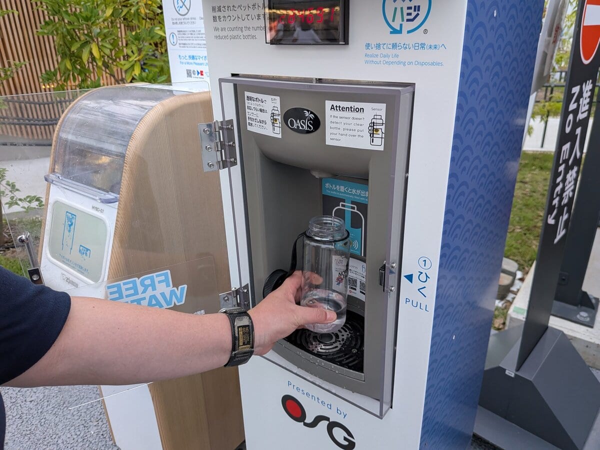 無料の給水スポットもありますが、水は冷たくありません