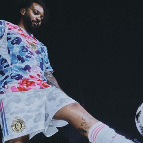 「F50 ELITE FG BAPE」 は、ブルーからピンクへと変化するグラデーションを効かせた ABC CAMO アッパーを採用。内側にはシャークグラフィックを、全面にはクリアスターを散りばめ、インソールにはピンクとブルーのソックライナーを組み合わせた。