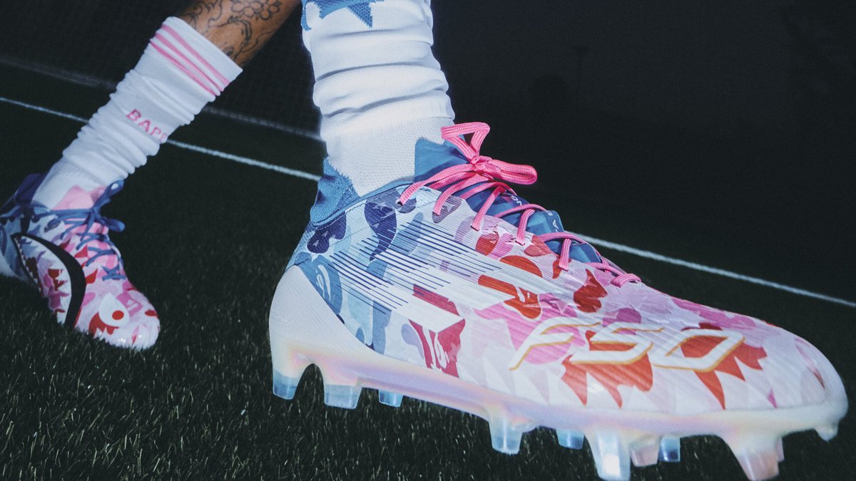中でも注目のアイテムは、adidasを代表するサッカースパイク「PREDATOR ELITE FT FG」と「F50 ELITE FG」を大胆にアップデートした 2 つの天然芝用モデル。