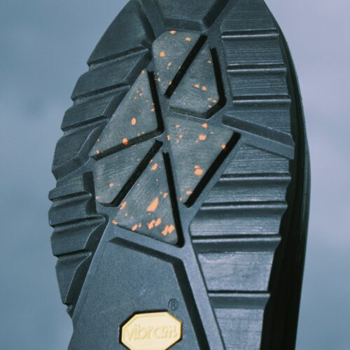 また、ソールにはVibram社の最新技術が使用された、Arctic Grip All Terrain SOLEを使用し、氷の上でも滑りにくいほどのグリップ力を発揮。
