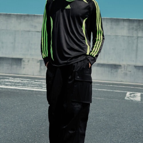 2006 年の主要なサッカーの大会で使用されたサッカーボールのユニフォームのデザインパターンとして採用したTEAMGEISTは、ピッチ内外を問わず、スタイル、姿勢、表現のストリートカルチャーの要素を取り入れたデザイン。