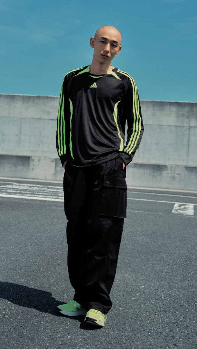 2006 年の主要なサッカーの大会で使用されたサッカーボールのユニフォームのデザインパターンとして採用したTEAMGEISTは、ピッチ内外を問わず、スタイル、姿勢、表現のストリートカルチャーの要素を取り入れたデザイン。