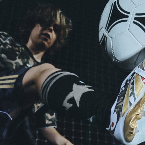 「PREDATOR ELITE FT FG BAPE 」はひと目で分かる折り返しシュータンを採用。BAPE® を象徴するグリーンの ABC CAMO にゴールドのストライプスをあしらい、サイドにシャーク グラフィックを配置。さらに左右のシュータンにそれぞれのゴールド ロゴ、インソールには ABC CAMO を 施した特別仕様となっている。