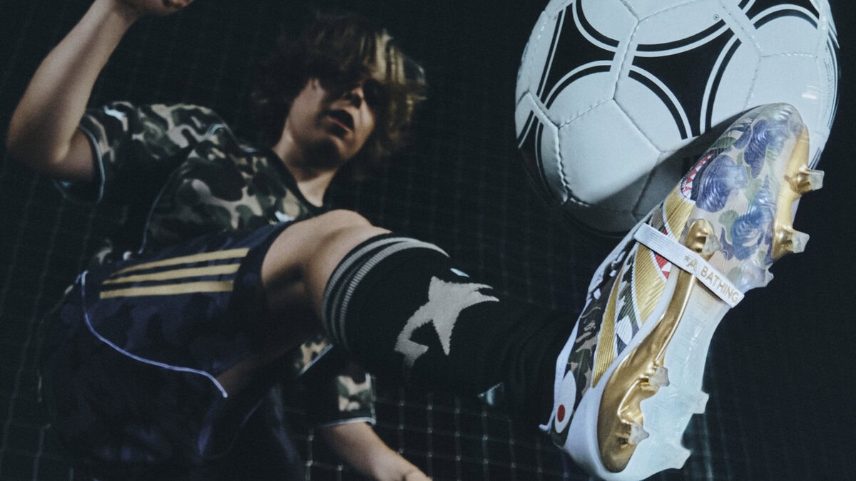 「PREDATOR ELITE FT FG BAPE 」はひと目で分かる折り返しシュータンを採用。BAPE® を象徴するグリーンの ABC CAMO にゴールドのストライプスをあしらい、サイドにシャーク グラフィックを配置。さらに左右のシュータンにそれぞれのゴールド ロゴ、インソールには ABC CAMO を 施した特別仕様となっている。