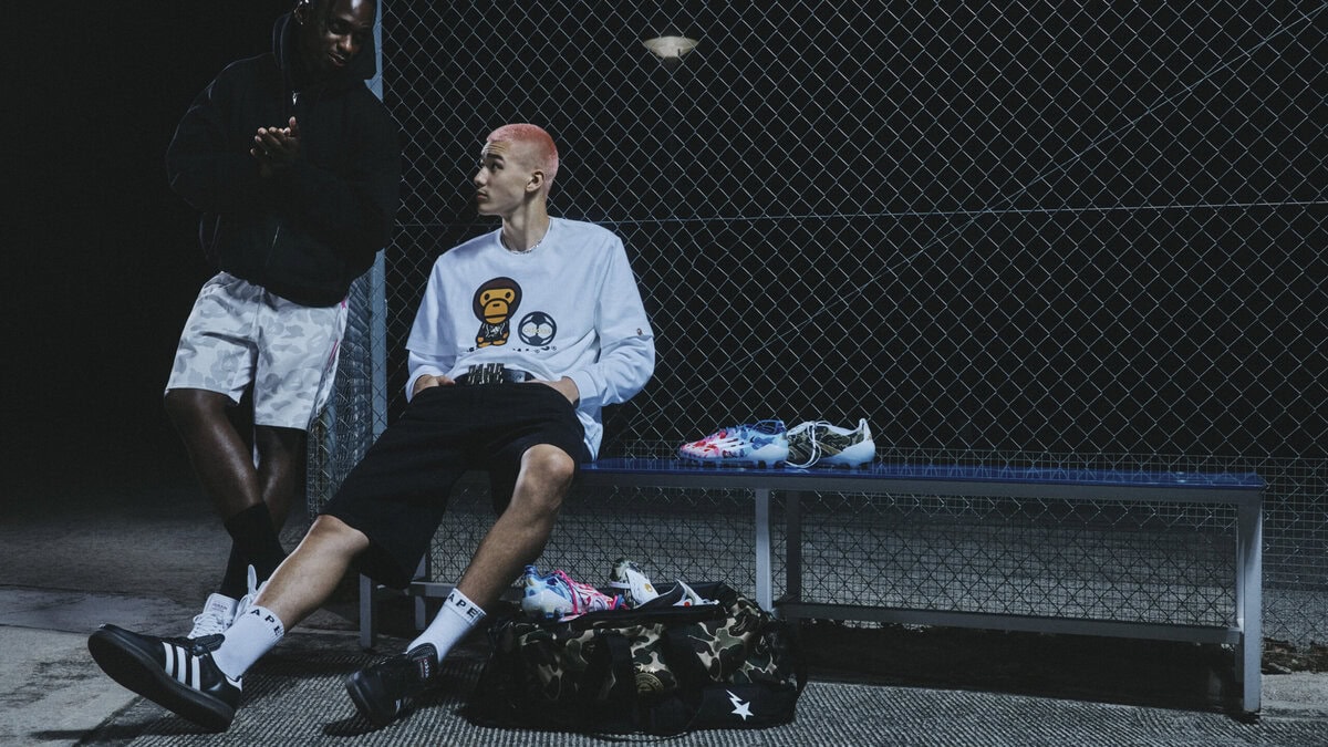 サッカーとストリートカルチャーの融合で生み出す、adidas Originals（アディダス オリジナルス）とA BATHING APE®の 限定コラボコレクションが登場する。