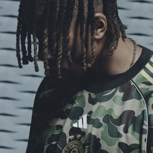 今回のコレクションでは、BAPE®ならではの大胆なストリート感性とアメリカンカルチャーを融合し、サッカーが持つボーダーレスな魅力を表現するアイテムを多数展開する。