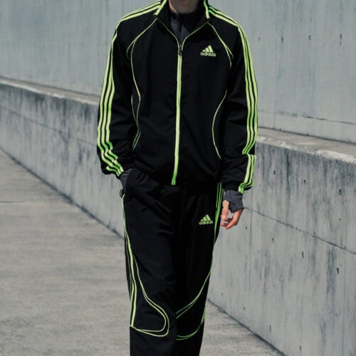 また、アパレルコレクションでは、2000 年代のサッカーのスタイルからインスピレーションを受けたTEAMGEISTから着装を得たアパレルとのコーディネートでゴープコアスタイルを提案する。