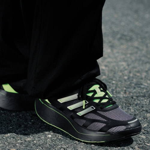 厚底のミッドソールに先進の技術を駆使した“SWIRLFOAM”を搭載して優れたクッション性を発揮します。特徴的なソールのルックスが目を引く本作は、日本発祥の「ADIZERO」に敬意を表し、「歩く」というワードが商品名に採用されている。