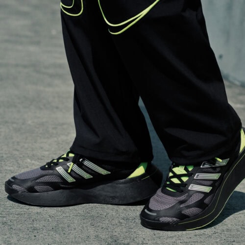 「日本人を速くするために」を当初のコンセプトとして、0.01mm 単位におよぶ細部までこだわりを詰め込んだ日本発のランニングシューズADIZERO より、2005 年のデビューから約 20 年の歳月を経て“走る”から“歩く”にシフトチェンジした本作「ADIZERO ARUKU」。