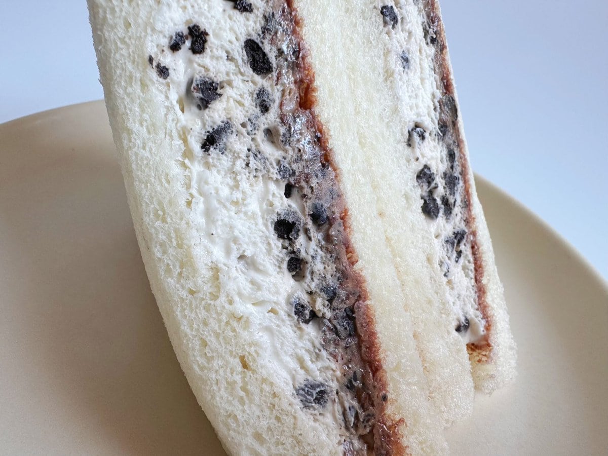 白黒のビーグル犬であるスヌーピーのカラーをイメージした、ざくざく食感が楽しいクッキー＆クリームがはさまっています