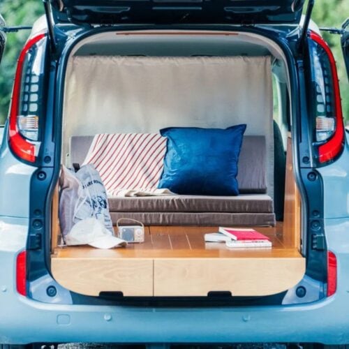 トヨタ・シエンタの車中泊はまるで自宅リビング！新モデル『VANLIFE ROOMKITプラス』は寝具メーカー共同開発の極上マットレス付き
