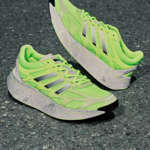 また、ピンポイントで必要な個所に補強を施し、快適な履き心地を実現し、ソフトなライニングと合成スエードのシュータンといった、履き心地の良さを引き上げるアッパーのディテールが、どこか懐かしさを感じさせるデザインとなっている。