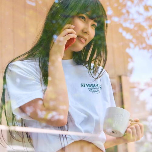 STARBUCKS STAND by BEAMSのロゴをあしらったTシャツ（¥8,800）、クルーネックスウェット（¥17,600）、コーヒー豆の後染め加工を施したデニムカバーオール（¥44,000）やデニムパンツ（¥38,500）など、日常に取り入れやすい全16型を展開する。サイズはXS〜XL（※一部アイテムはXSなし）で、男女問わず楽しめるユニセックス仕様。