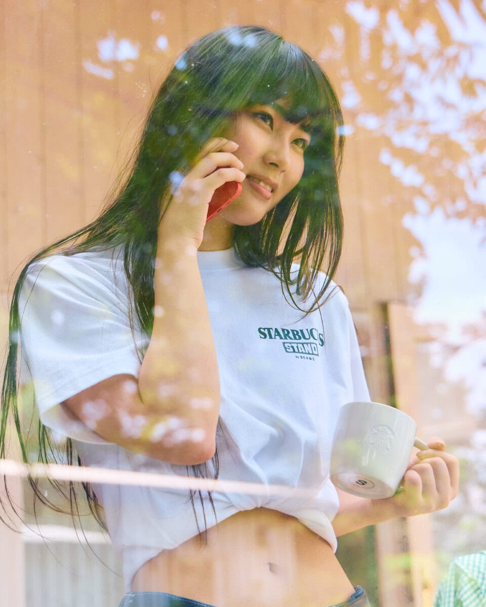 STARBUCKS STAND by BEAMSのロゴをあしらったTシャツ（¥8,800）、クルーネックスウェット（¥17,600）、コーヒー豆の後染め加工を施したデニムカバーオール（¥44,000）やデニムパンツ（¥38,500）など、日常に取り入れやすい全16型を展開する。サイズはXS〜XL（※一部アイテムはXSなし）で、男女問わず楽しめるユニセックス仕様。