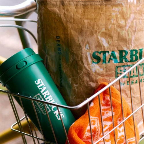 STARBUCKS STAND by BEAMSの第一弾として、定番コレクション『CORE』ライン全16型（31アイテム）を、2025年9月12日（木）10:00より「ビームス ライフ 横浜」の店頭および「スターバックス公式オンラインストア」にてリリースする。