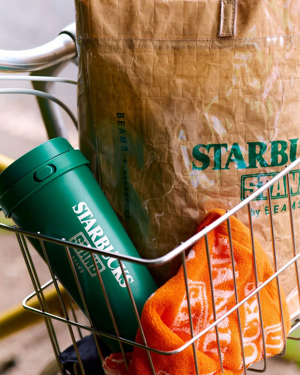 STARBUCKS STAND by BEAMSの第一弾として、定番コレクション『CORE』ライン全16型（31アイテム）を、2025年9月12日（木）10:00より「ビームス ライフ 横浜」の店頭および「スターバックス公式オンラインストア」にてリリースする。