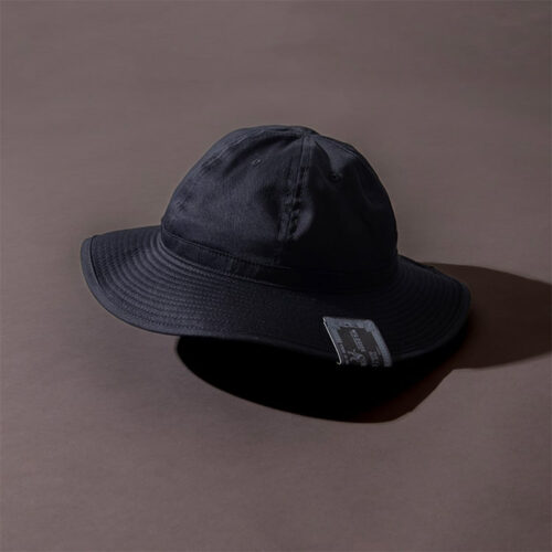 THE H.W.DOG&CO.の定番モデル「FATIGUE ハット」を、ヨウジヤマモト社定番のブラックカツラギで仕立てた特別仕様。