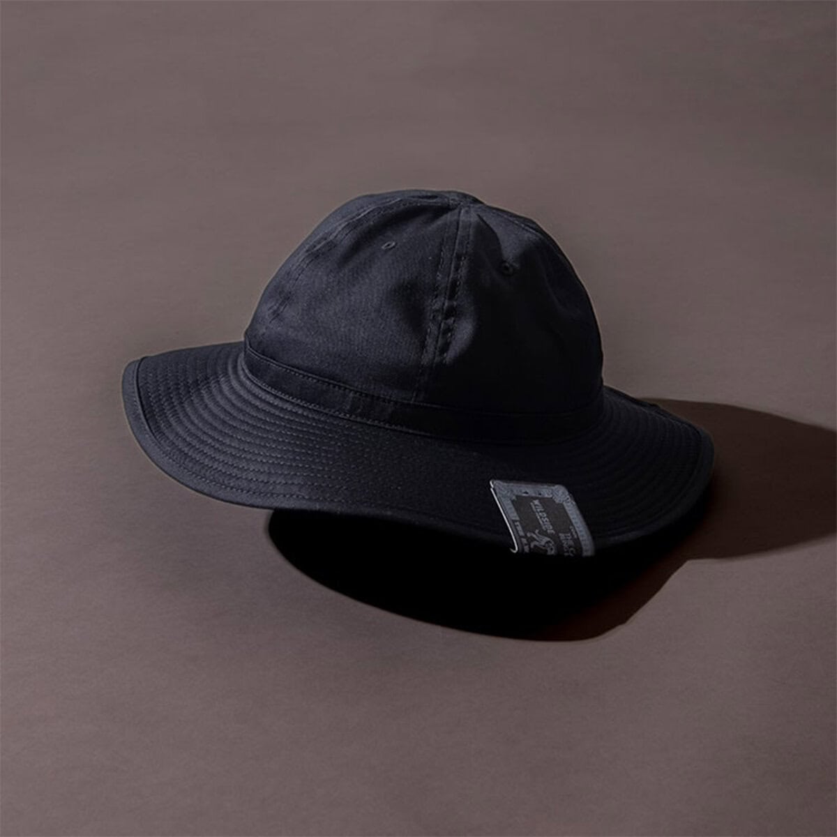 THE H.W.DOG&CO.の定番モデル「FATIGUE ハット」を、ヨウジヤマモト社定番のブラックカツラギで仕立てた特別仕様。